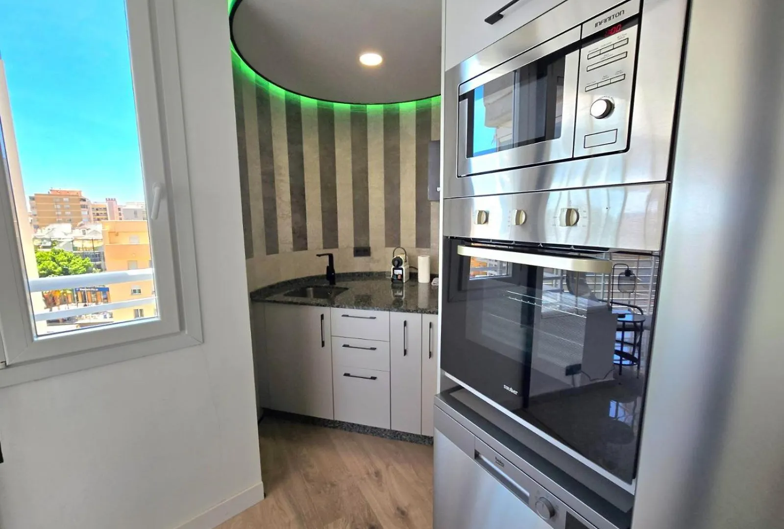 Crystal Elegance City Center Apartment With Seasonal Pool Torremolinos